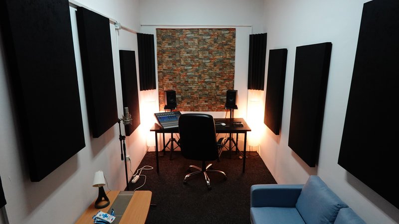 Detalj opreme u podcast studiju